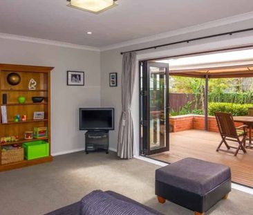 Beautiful 3 Bedroom Home - Photo 2
