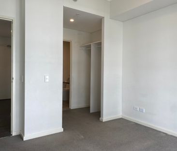 Modern two bedroom unit on 4th floor - Photo 4