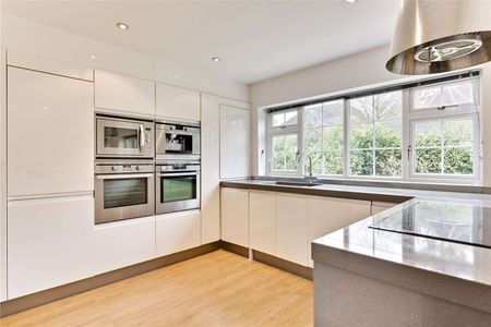 A well-presented five bedroom family home located on a quiet residential road, benefitting from a double garage and private rear garden. - Photo 4