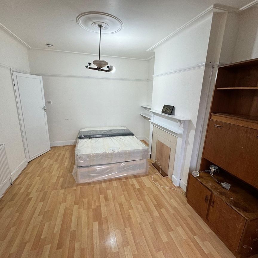 4 Bed Terraced House, Dawlish Drive, IG3 - Photo 1