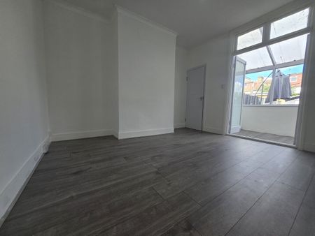 4 Bed Terraced House, Hulse Avenue, IG11 - Photo 3