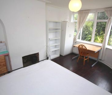STUDENT 4 Bed House w/ Lounge and Conservatory – Surbiton (Cheyne H... - Photo 3