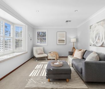 Spacious Five-Bedroom Family Home with Pool & Multiple Living Areas - Photo 3