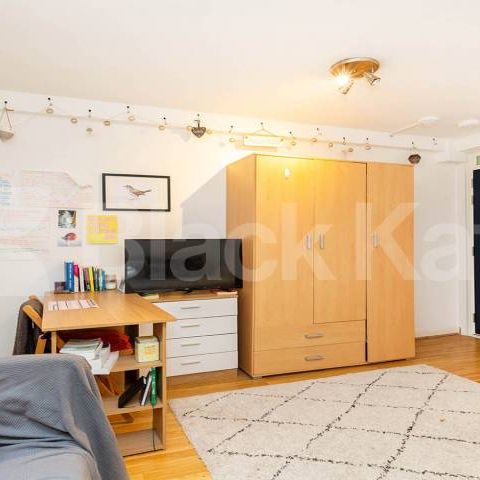Spacious studio set in an amazing location - Photo 1