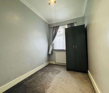 Havering Gardens, Romford, RM6 - Photo 2