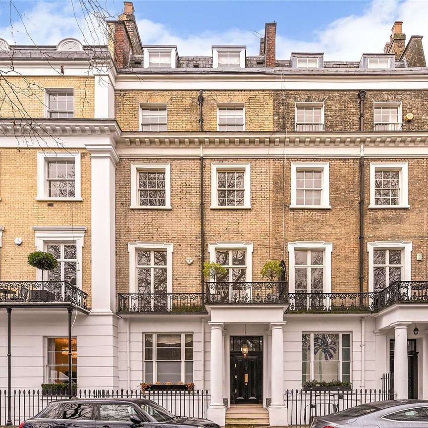 An impressive listed townhouse on one of London's finest garden squares - Photo 1