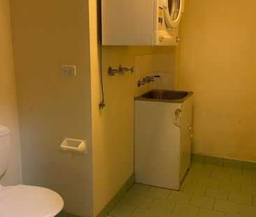 GROUND FLOOR UNIT! 2 minute walk to Shops & Station - Photo 1