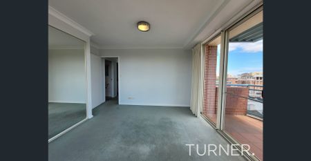 Location Perfect - 2 bedroom apartment - Photo 3
