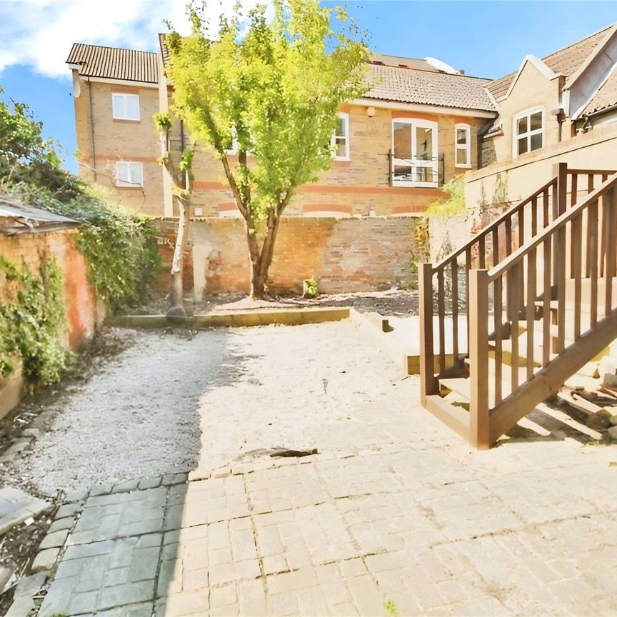 Guildford Street, Chertsey, Surrey, KT16 9AS - Photo 1