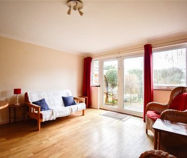 Well presented 2 bedroom mid-terraced house situated just to the no... - Photo 6