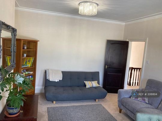 3 bedroom flat to rent - Photo 1