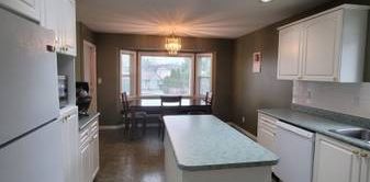 UPPER FLOOR - Beautiful 3 bdrm & 2 bath w/ family room - Photo 2