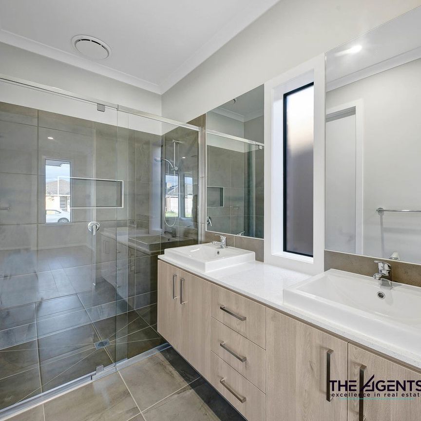 Brand New 4-Bedroom Family Home in Prime Tarneit Location - Photo 1