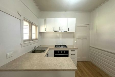 RENOVATED THREE BEDROOM HOUSE - Photo 3
