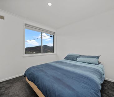 Modern Three Bedroom Home - Photo 5