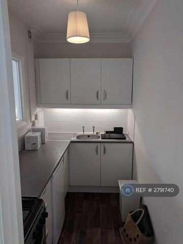 1 bedroom in a house share to rent - Photo 5