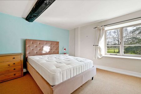 An impressive family home with tennis court in lovely edge of village setting - Photo 4