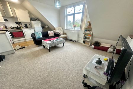 High Road, Swaythling, SO16 - Photo 2