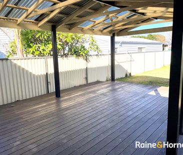 Stylish and Sophisticated - Photo 2