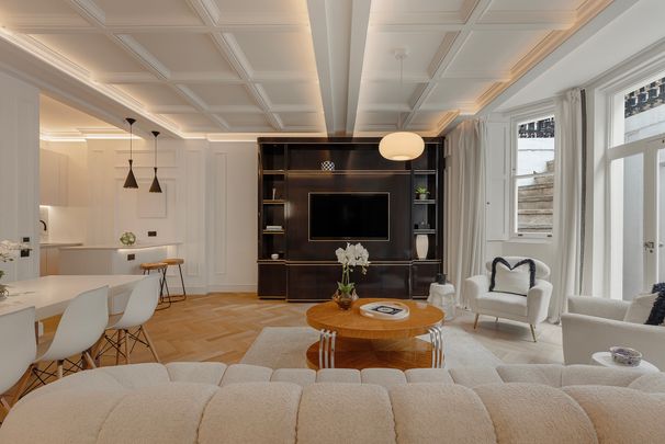 A striking two-bedroom apartment with access to Ennismore Gardens - Photo 1