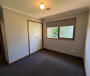 8 Frances Crescent, Cranbourne North VIC - Photo 6