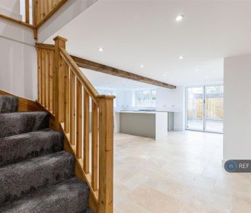 3 bedroom semi-detached house to rent - Photo 2