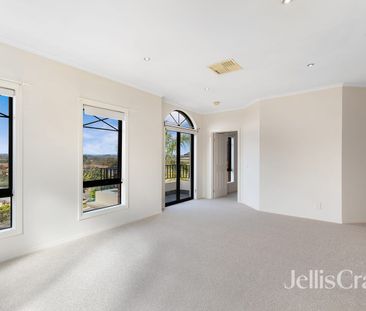 Grand Family Living in a Peaceful Court Setting - Photo 6