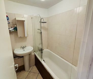 Room in a Shared Flat, Couples Allowed, SW8 - Photo 6
