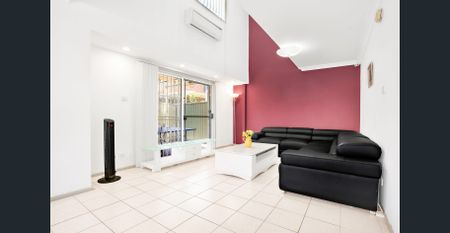 IMMACULATE FAMILY HOME! - Photo 3