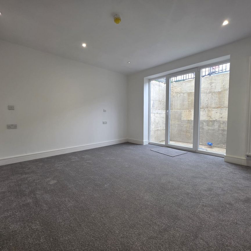 Brookhill Road, London, SE18 - Photo 1