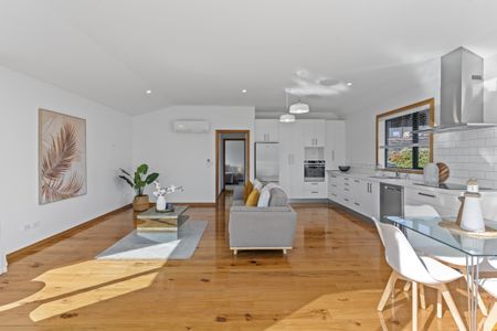 Architectural beauty with stunning views - Photo 3