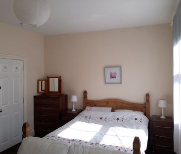 Fantastic house near town centre, hospital, shops and theatre, - Photo 4