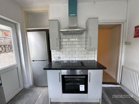 5 bedroom end of terrace house to rent - Photo 4