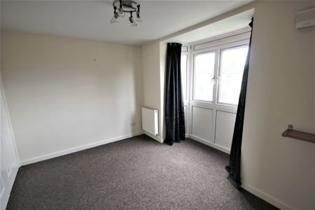 2 bedroom mid terrace to let - Photo 3