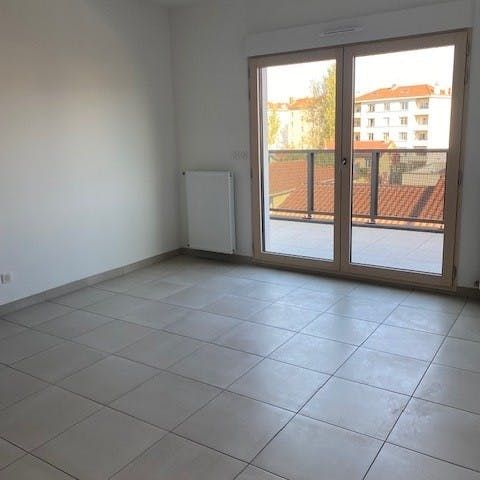 Villeurbanne : Récent T3 avec cuisine aménagée, balcon et garage - Photo 1