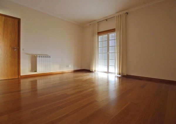 Apartamento T4 em condomínio com piscina e jardim na Beloura