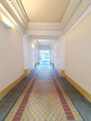 Ruhige entzückende Altbauwohnung in hoher Liftstockwerkslage - renovierungsbedürftig - Foto 1