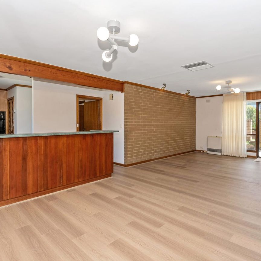 Spacious Family Home with Pool - Gardening & Pool Maintenance Included - Photo 1