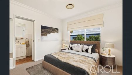 Oversized Three Bedroom Apartment With Harbour Views - Photo 2