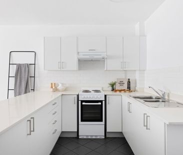 Bright two-bedroom apartment in the heart of Freshwater - Photo 6