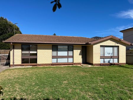 Neat and Tidy 3 Bedroom Home - Photo 5