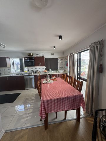 Looking for a home with great street appeal? - Photo 5