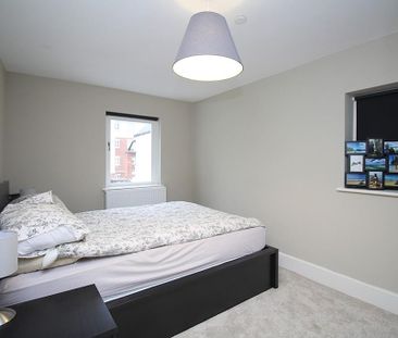 2 bedroom mews to rent - Photo 6
