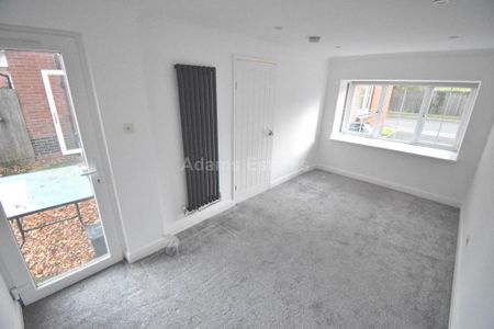4 bedroom link detached house to rent - Photo 3
