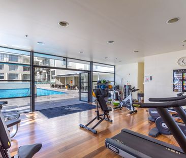 Spacious Bedroom in CBD - Photo 3