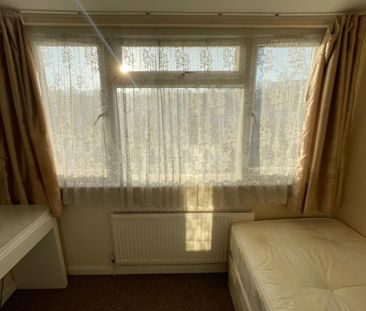 Light-Filled Double Room for Rent – Great Transport Links – Warren ... - Photo 2