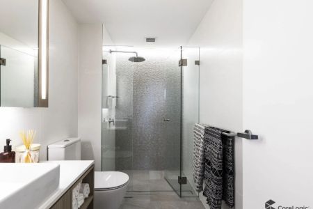 Ultra Modern Light Filled Apartment - Photo 2