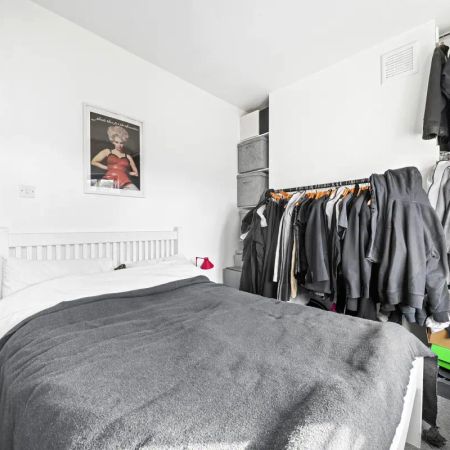 1 bedroom flat in London - Photo 3