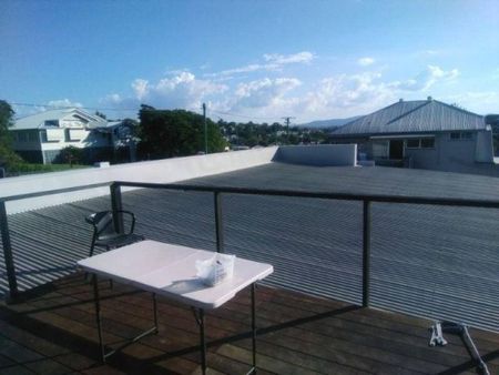 Large Four Bedroom Residence with great Deck on Roof - Photo 2