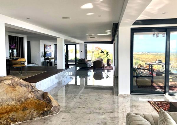 Deslumbrante moradia exclusiva, com vista frontal de mar e piscina privada.